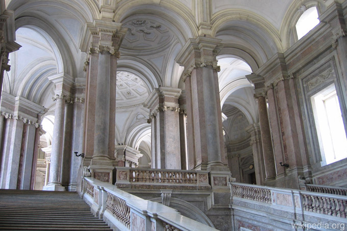 Великолепие барокко, 1200 камер и гигантские лестницы - главные черты этого впечатляющего здания