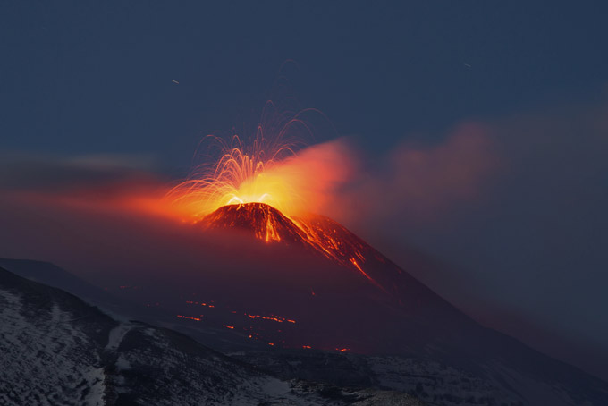 Температура этих сцен повышается благодаря тому, что сцены были сняты во время реального извержения, расположенного на восточном побережье Сицилии, вулкан Этна