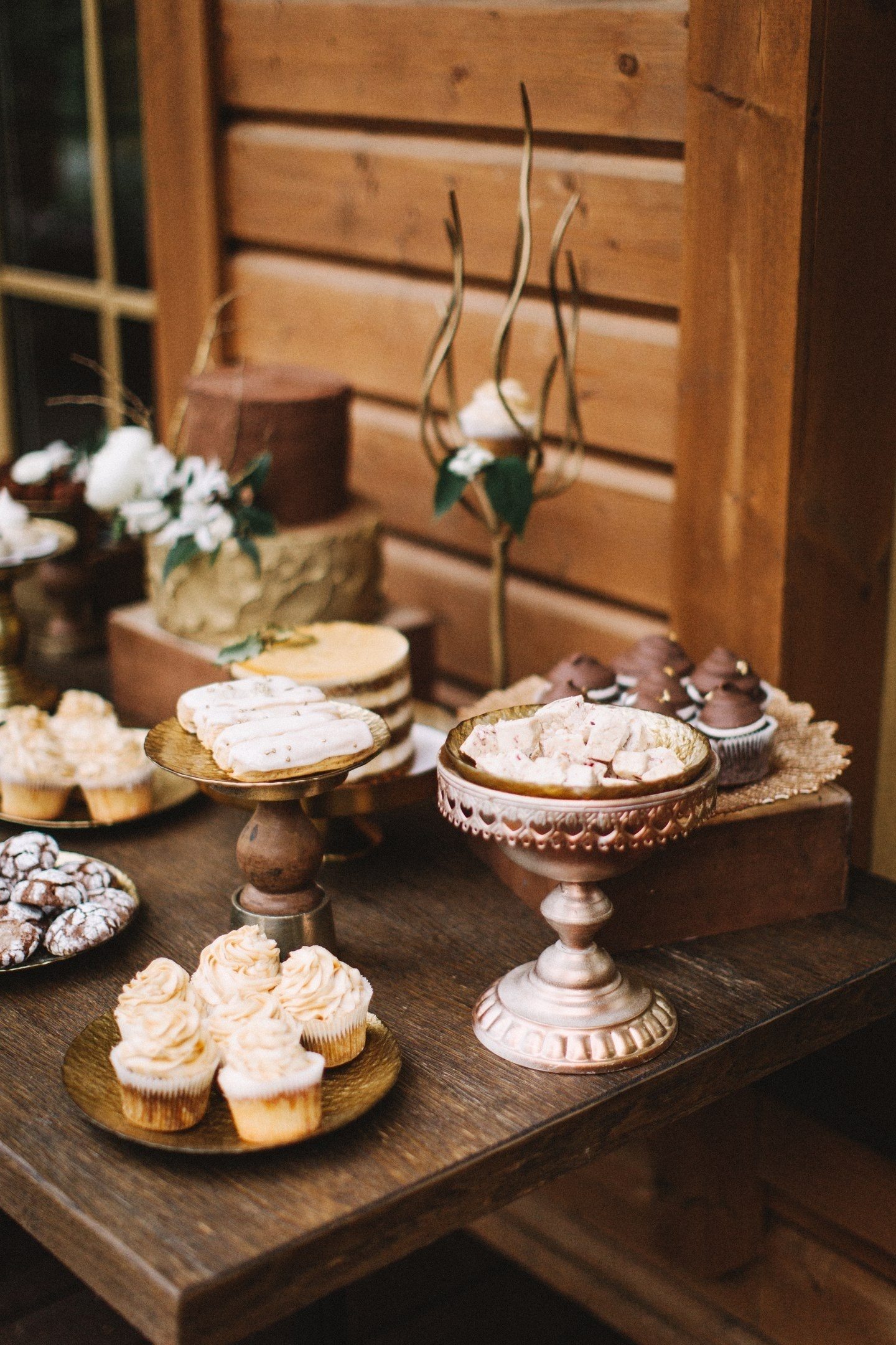 Brokede barer med chokolade, trøfler, marmoragtige desserter, dekoreret med kaffebønner og openwork-kager med glasur i bryllupsstil, ser godt ud i selskab med alderen kasser og udsmykkede stande